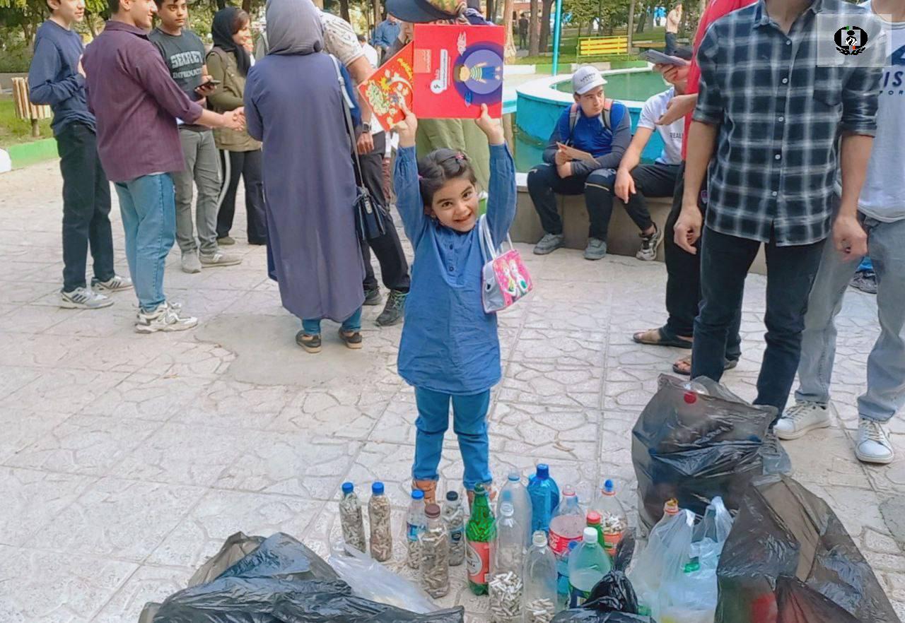 جمع آوری فیلتر سیگار در پارک معلم کرمانشاه توسط سازمان های مردم نهاد